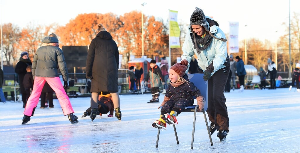Na een paar dagen stevig vriezen in december kon de ijsbaan in Aalten vijf dagen open. Foto: Roel Kleinpenning