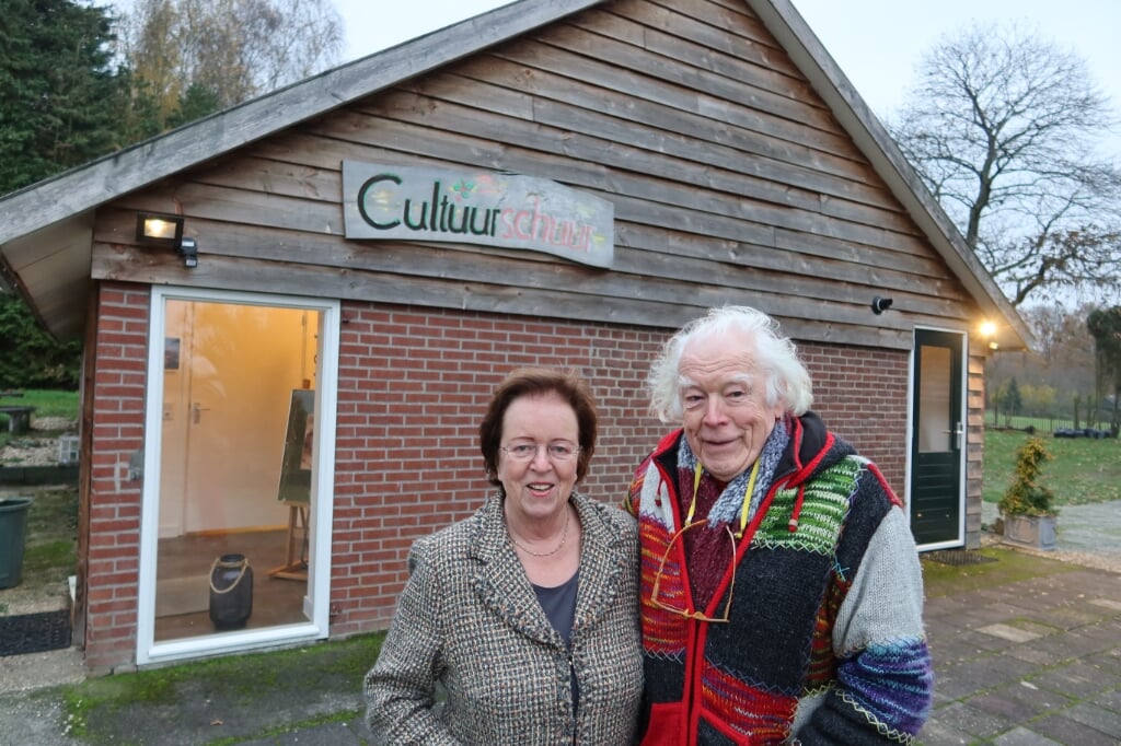 Anneke en Henk Kalfsterman voor de Cultuurschuur Kilder. Foto: Pauline Redlich