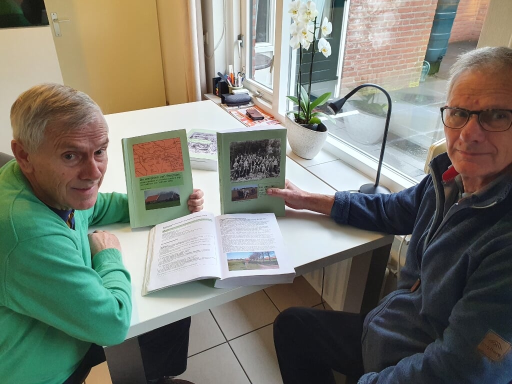 Johan te Woerd (rechts) aan tafel bij broer Leo, met de trilogie in hun midden. Foto: Henri Walterbos