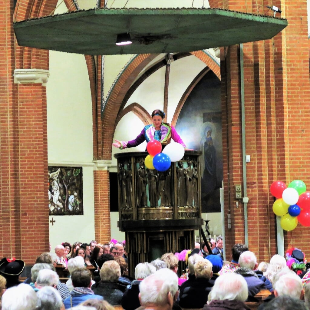 Chiara Monasso uit Groenlo spreekt in 2020 vanaf de preekstoel het kerkvolk toe. Foto: Theo Huijskes
