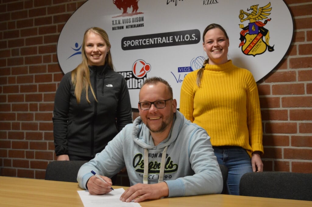 Jeroen Overgoor tekent zijn contract bij VIOS. Foto: PR