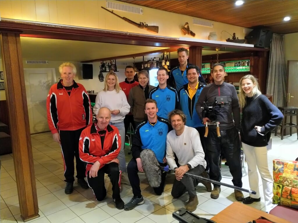 Groepsfoto met enkele leden van de vereniging en het Omroep Max camerateam. Foto: KV Zwolle