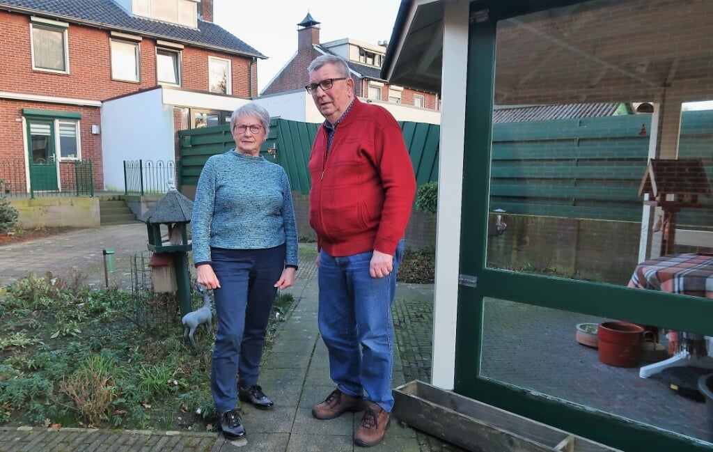 Jaap en Gerda Frank-Stoverink in de achtertuin van hun woning aan de Morgenzonstraat.
Foto: Theo Huijskes