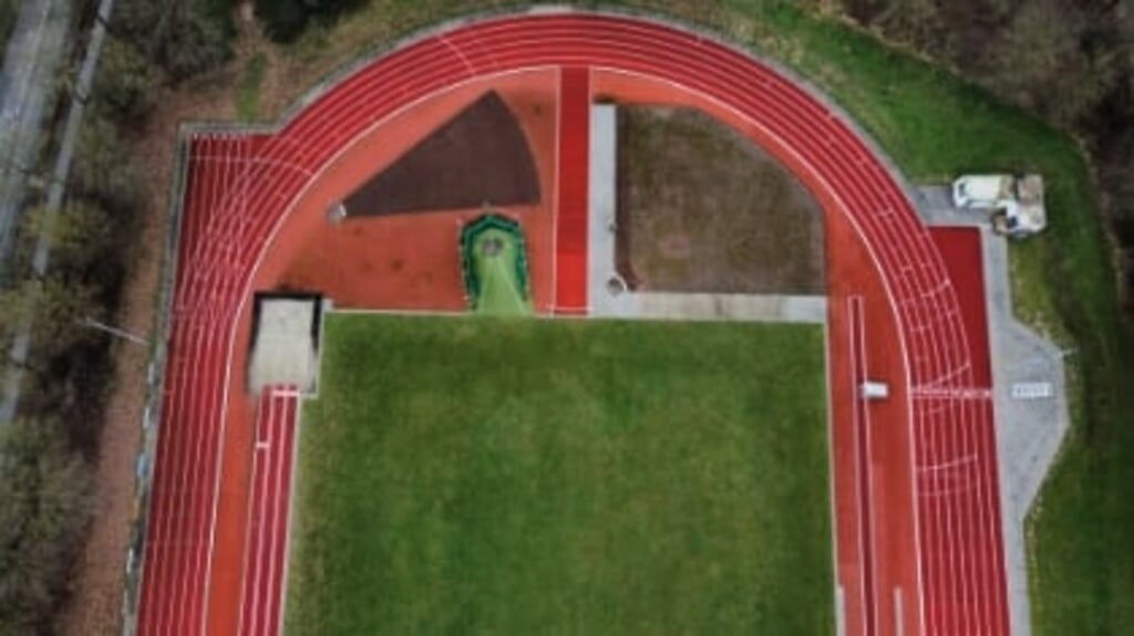 GENDRINGEN - De atletiekbaan van Atletico '73 uit Gendringen vanuit de lucht gezien geeft dit fraaie beeld. Foto: jouwdronespecialist


