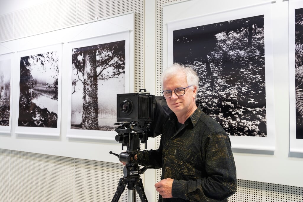 Ton van Vliet bij zijn expositie.
Foto: Anneke Lukkezen