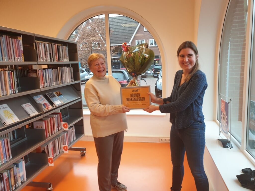 Pascaline Kruijer overhandigt namens de Bibliotheek symbolisch het jaarlidmaatschap aan mevrouw Wiarda. Foto: PR