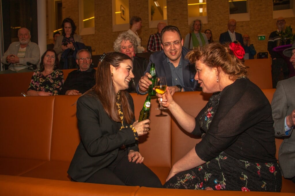 Ulrike ter Braak van GroenLinks feliciteert Mette Westerink met de overwinning van GBB. Foto: Liesbeth Spaansen
