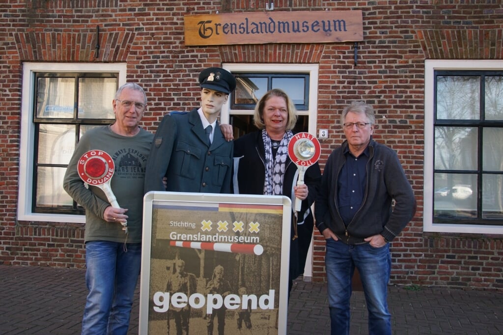 Theo Diepenbroek, Marijke Verschoor-Boele en Arnold Betting, bestuur Grenslandmuseum. Foto: Frank Vinkenvleugel
