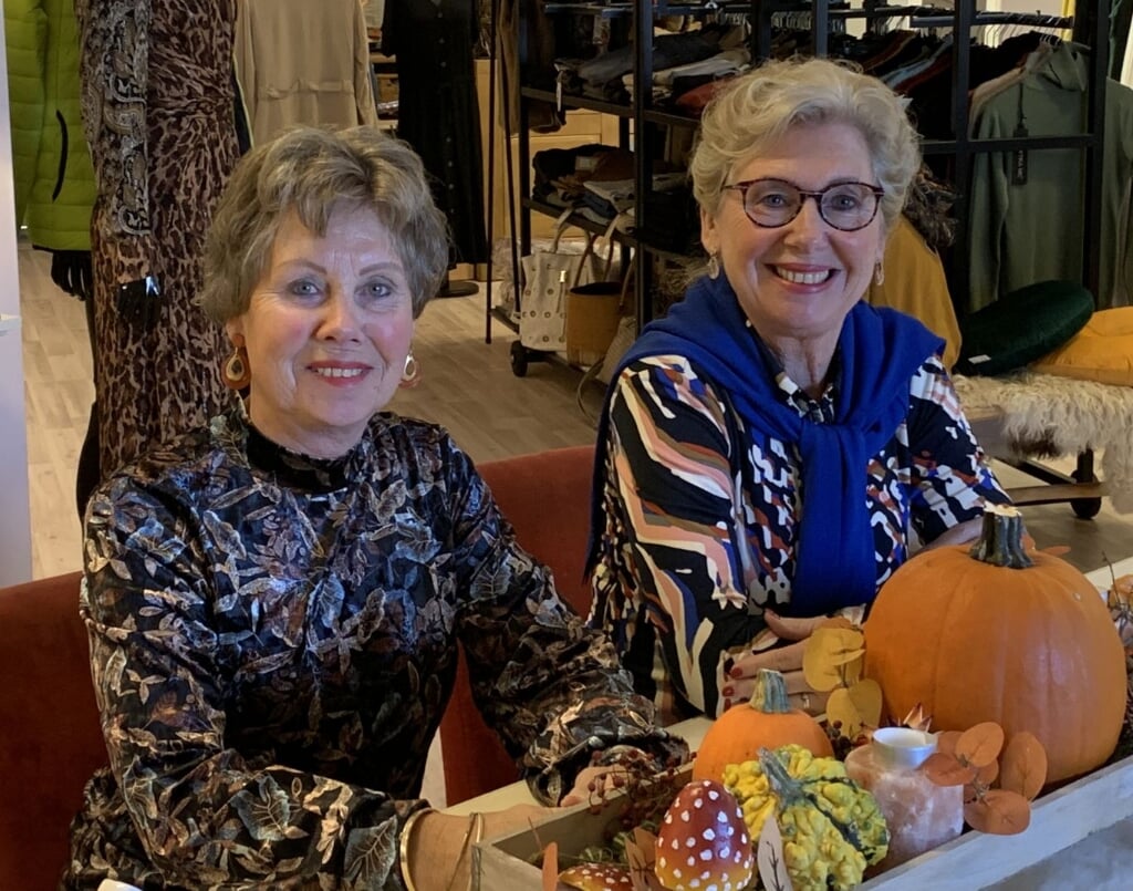 De zussen Albertine van Zeeburg-Bongers (l) en Wilma Broersma-Bongers in hun nieuwe vestiging van Tine Mode in Vorden. Eigen foto