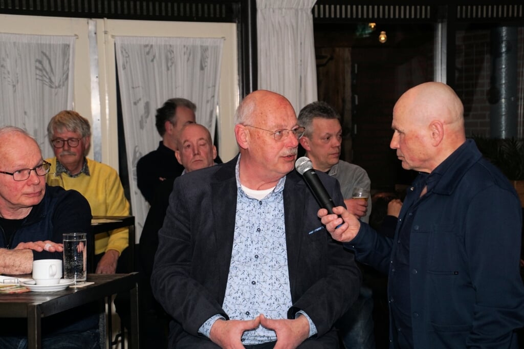 Wethouder Martin Veldhuizen wordt aan de tand gevoeld door Domien Esselink. Foto: Frank Vinkenvleugel