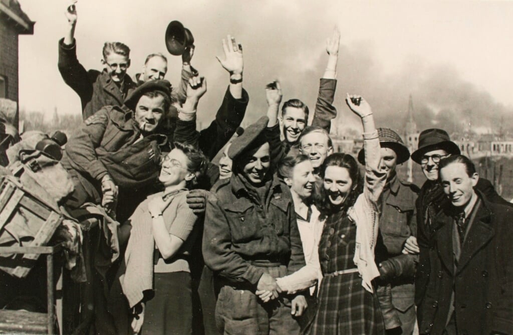 Juichende mensen tijdens de bevrijding. Foto: archief J. Kreunen