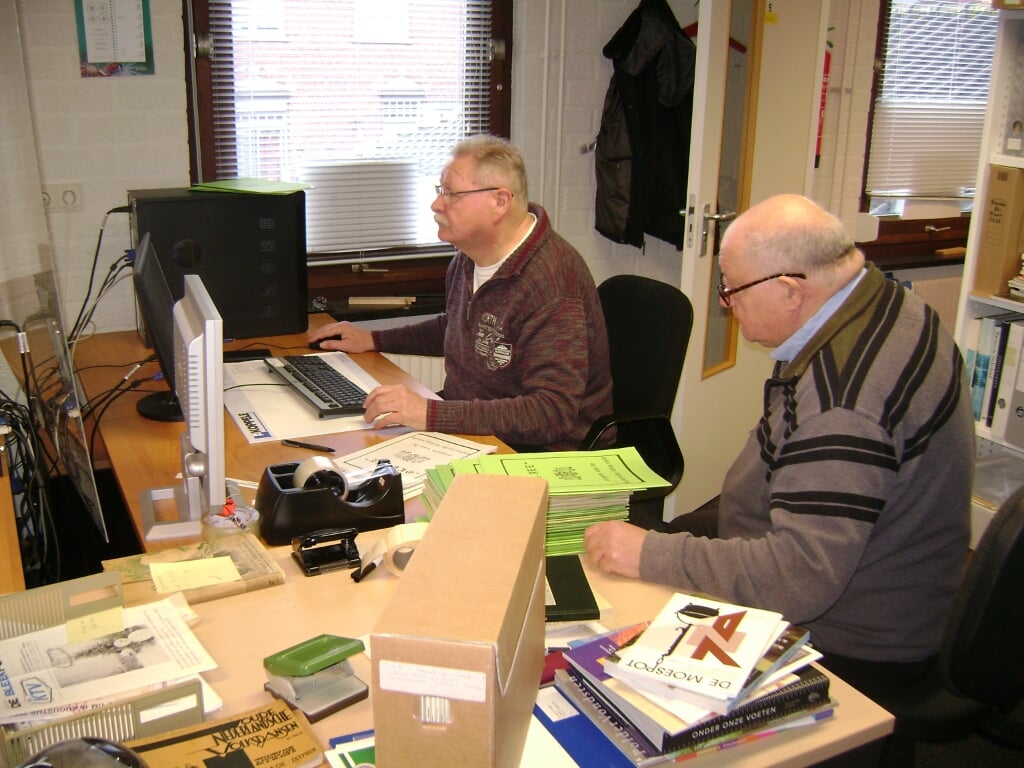Jelle de Vries en Arie Floors digitaliseren alle boeken en tijdschriften uit het archief van de historische kring. Foto: PR
