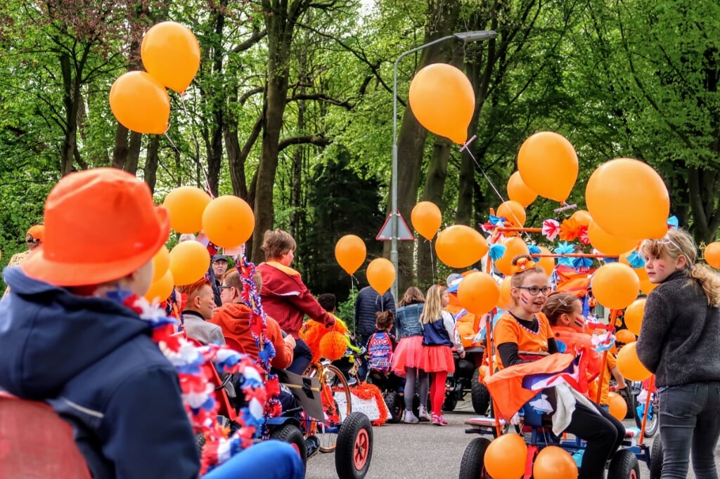 Oranjetaferelen op Koningsdag 2018 in Hengelo. Naast de vele activiteiten op het feestterrein aan de Leliestraat is er ook dit jaar weer een optocht door het dorp. In plaats van ballonnen zullen er oranje windmolentjes te zien zijn. Archieffoto: Luuk Stam