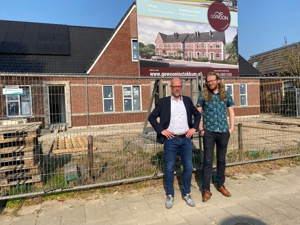 Jan Werkman (rechts) en Benno Eising voor de woningen die in Stokkum worden gebouwd. Foto: Karin van der Velden
