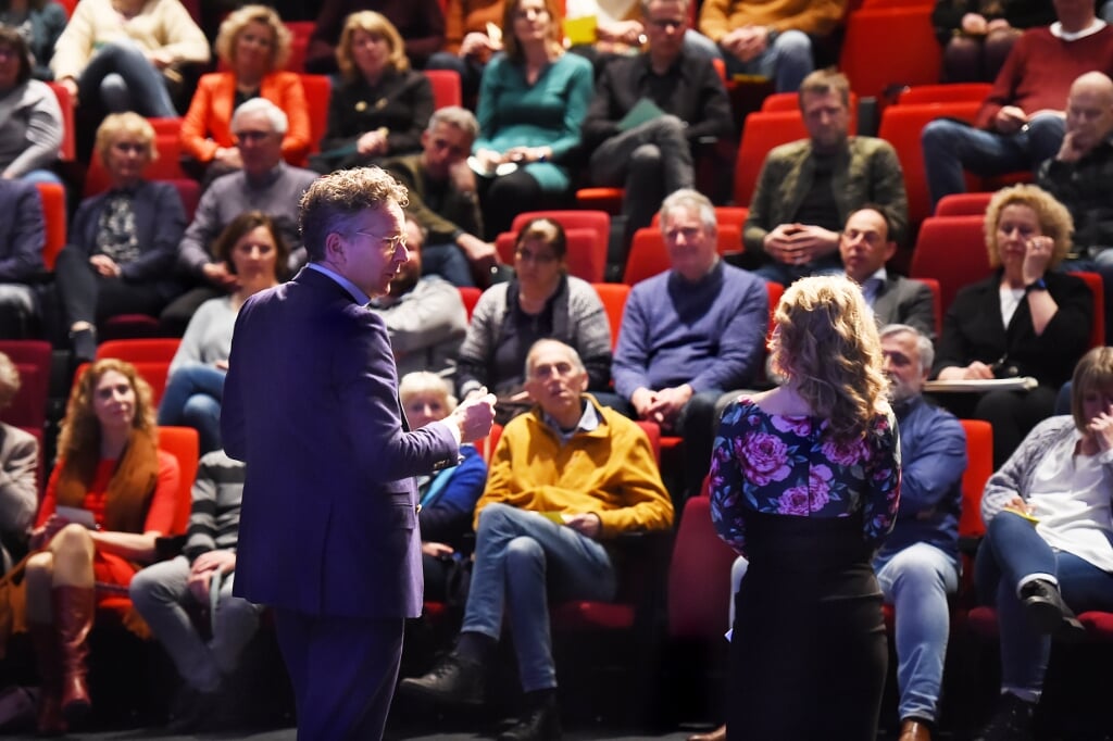 Het publiek luistert aandachtig naar het gesprek tussen Jeroen Dijsselbloem en Wendelien Wouters. Foto: Roel Kleinpenning