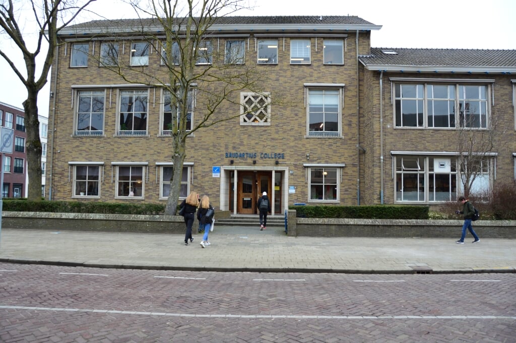 Voorzijde en entree van het Baudartiuscollege aan de Isendoornstraat met aan de rechterzijde de lange vleugel. Foto: Alize Hillebrink 