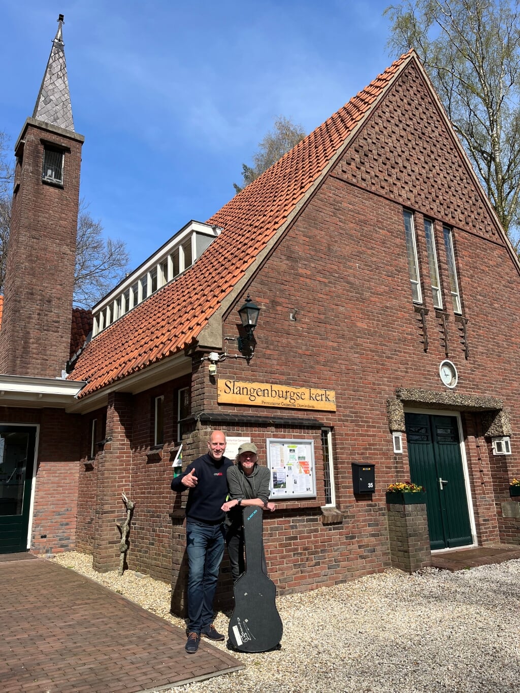 Erkel en Tolkamp bij het kerkje. Foto: PR