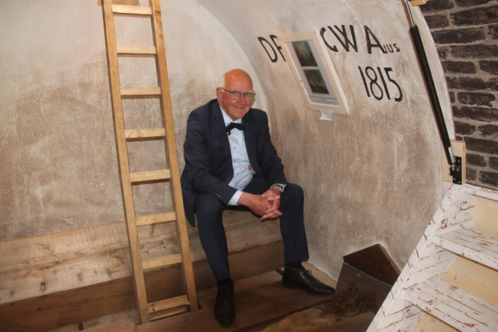 Henk Heijnen in de replica van de grafkelder. Foto: Lineke Voltman