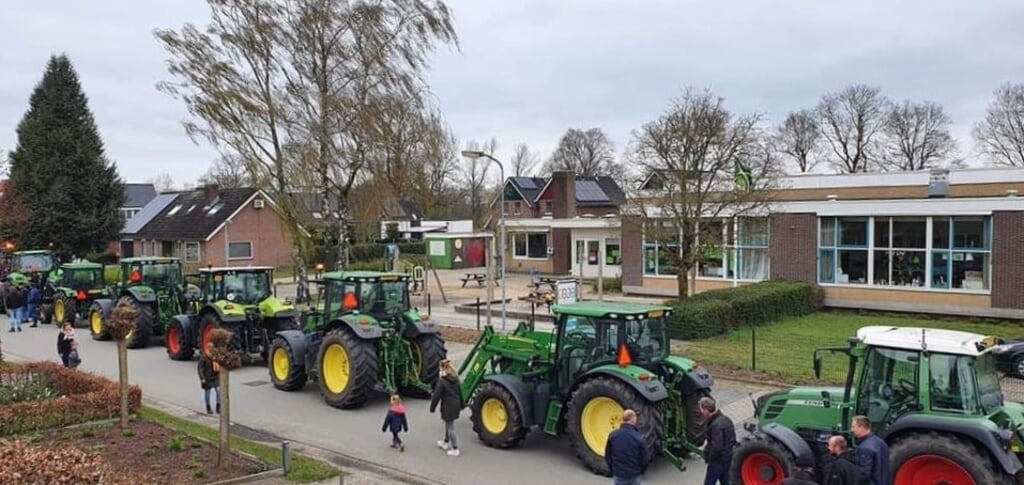 Dit is geen boerenprotest, maar een ludieke manier van vervoer van leerlingen van school CBS Barlo naar Haaring geweest om de kwekerij van meelwormen te bekijken in april. Foto: PR