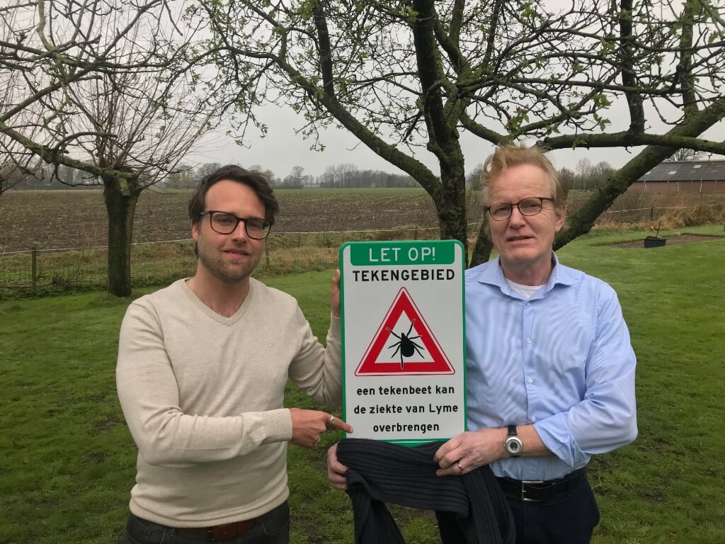 Bas Fennis (links) en Joop Klein Haneveld met een bord dat hun geschonken is door Traffic Supply. Foto: Barbara Pavinati