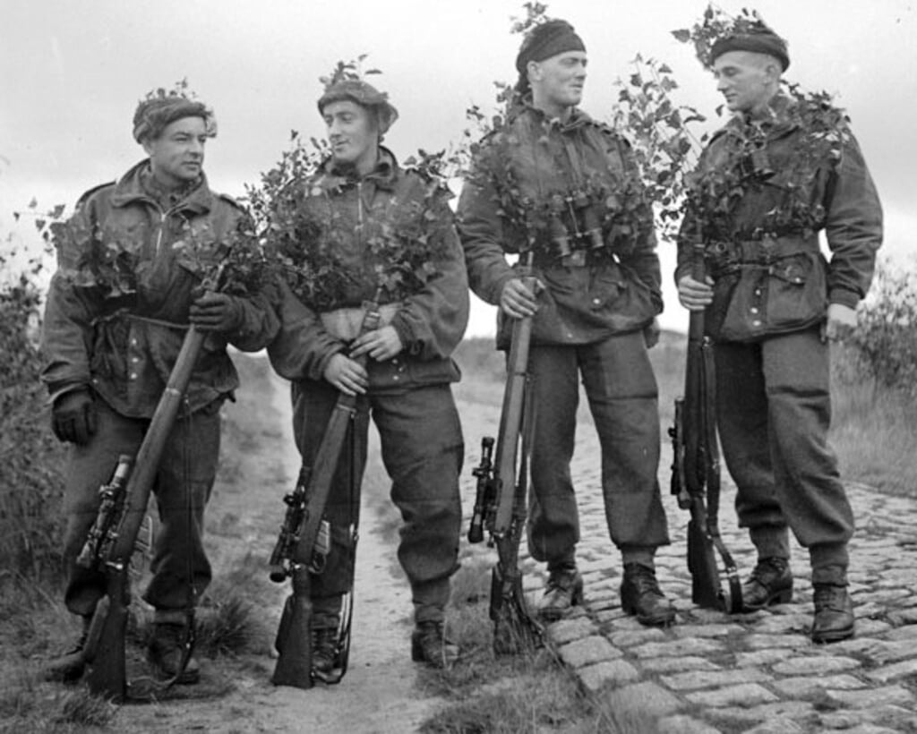 The Queen's Own Cameron Highlanders of Canada in de Achterhoek met rechts sergeant Pleun Adrian Rijlaarsdam. Foto: familiearchief