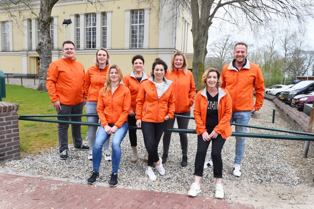 Een gedeelte van de vrijwilligers van Oranje Vereniging Gendringen. Foto: Roel Kleinpenning