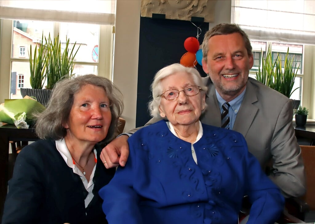 Mevrouw Piek (103), geflankeerd door burgemeester Anton Stapelkamp en zijn vrouw Cecile. Foto: Jan Oberink