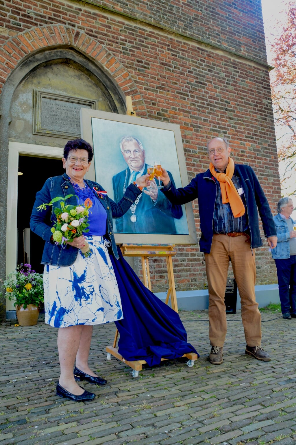 Wilma Aalderink en Menno Leistra proostten op een succesvolle expositie in de Steenderense Remigiuskerk. Foto: Jan Bijvank