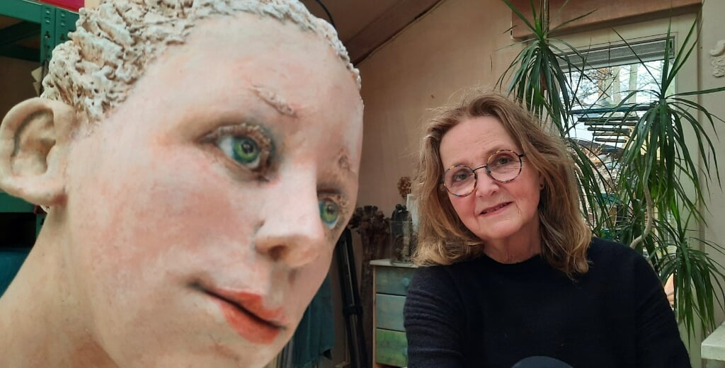 Jeanne te Dorsthorst geeft de workshop portret boetseren in het Kulturhus en in eigen atelier. Foto: PR