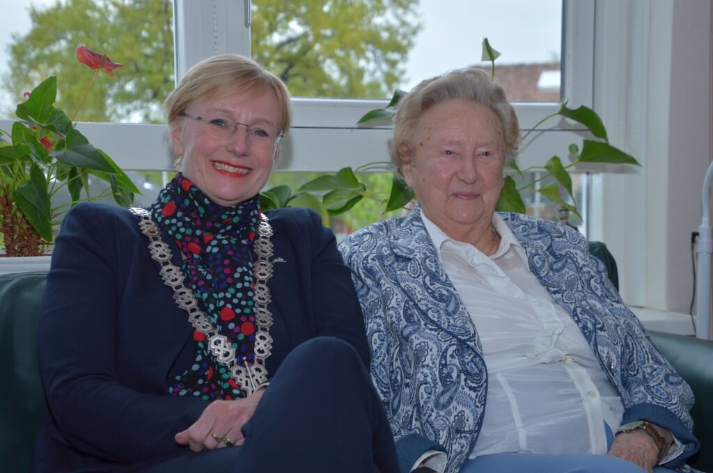 Burgemeester Marianne Besselink en Dinie Zappeij. Foto: Rob Verkerke.