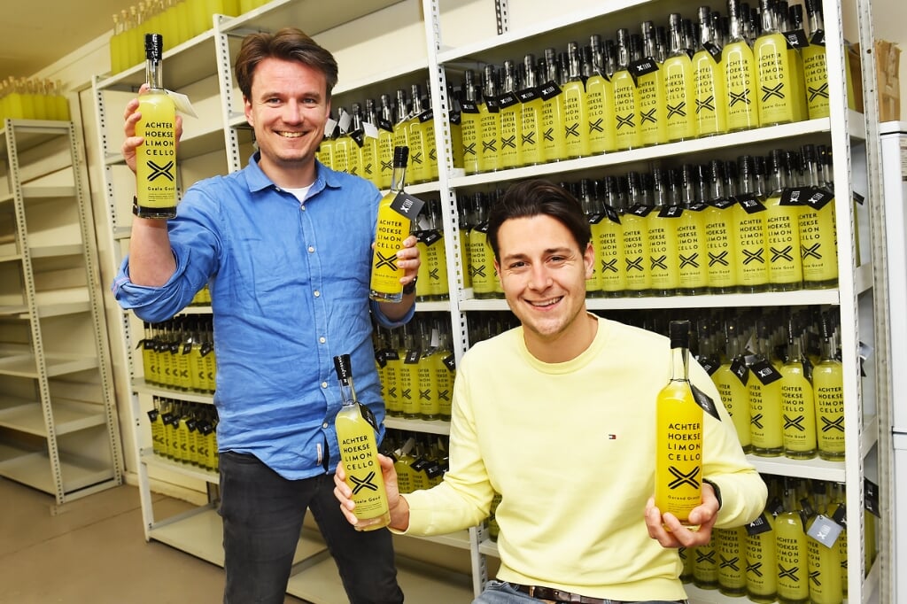 Roel Tomassen (links) en Joris van Londen voor de flessen Geale Goud die komende dag hun eerste verjaardag beleven. Foto: Roel Kleinpenning