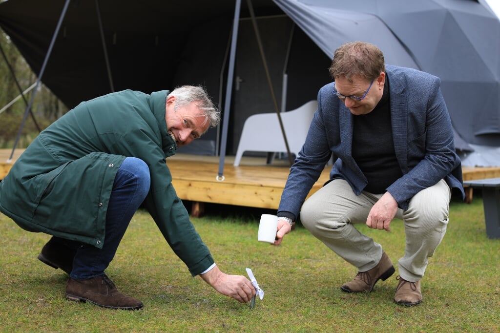 Eerste haring in de grond door Jan van der Heide Camping Vreehorst en wethouder Tannemaat, gemeente Winterswijk. Foto: PR