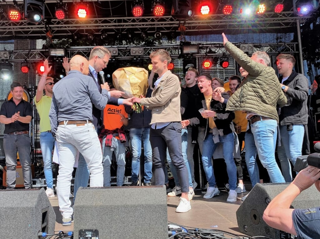 Aanvoerder Mart Willemsen van Grol mag namens zijn team de prijs ‘Sportteam van het jaar’ in ontvangst nemen. Foto: Theo Huijskes