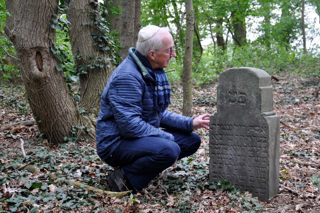 Henk Teeuwen bij een Joodse grafsteen. Foto: PR