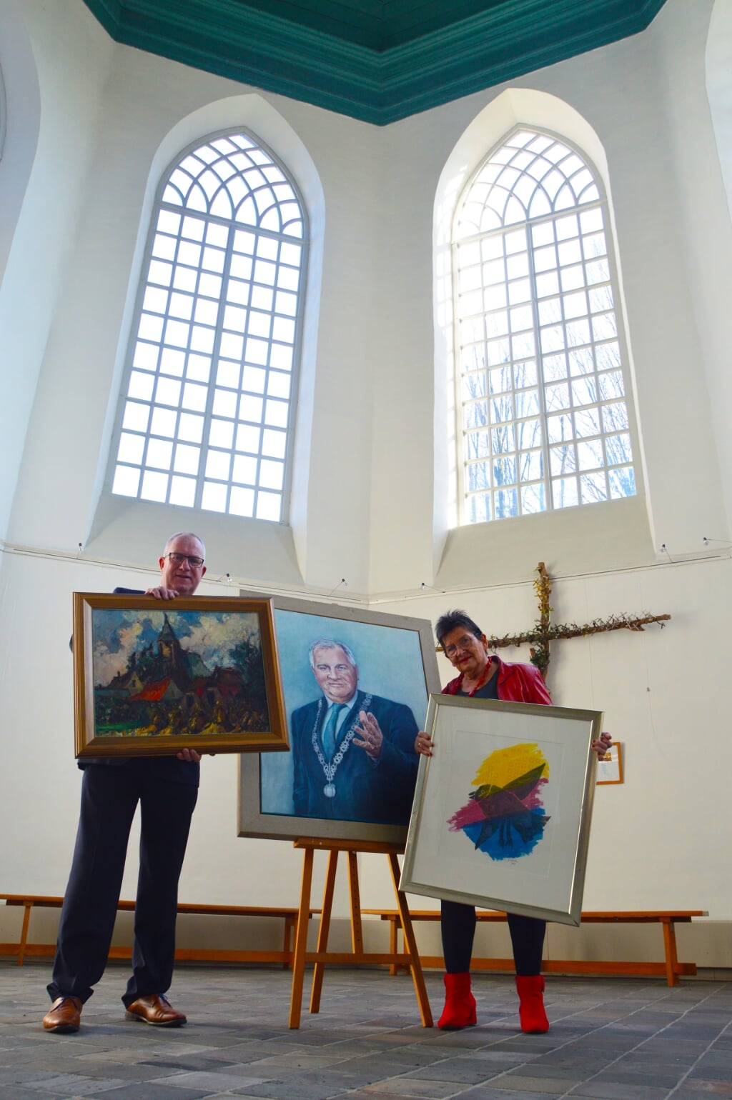 Hans Hermans (gemeente Bronckhorst) en Wilma Aalderink met kunstwerken van Herman Dijkjans, Corinne Veen en Corneille (v.l.n.r.). Foto: Jan Bijvank