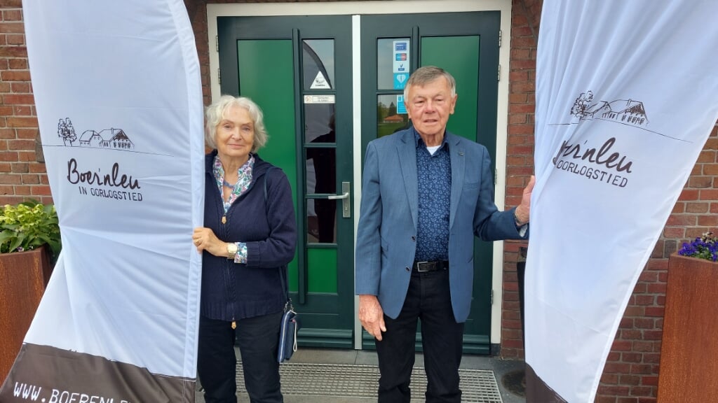 Sixtina Harris en Jan Stronks openen onder grote belangstelling de tentoonstelling door het plaatsen van een banner. Foto: Han van de Laar