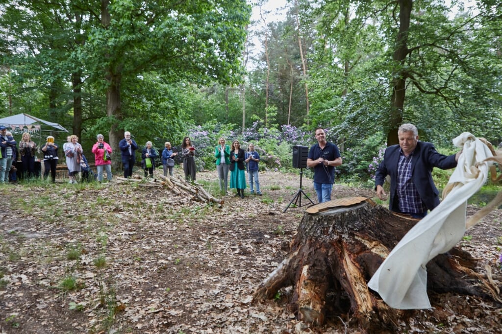 Achterhoekse weerman Gerrit Vossers onthult het monument. Foto: Arjan Gotink