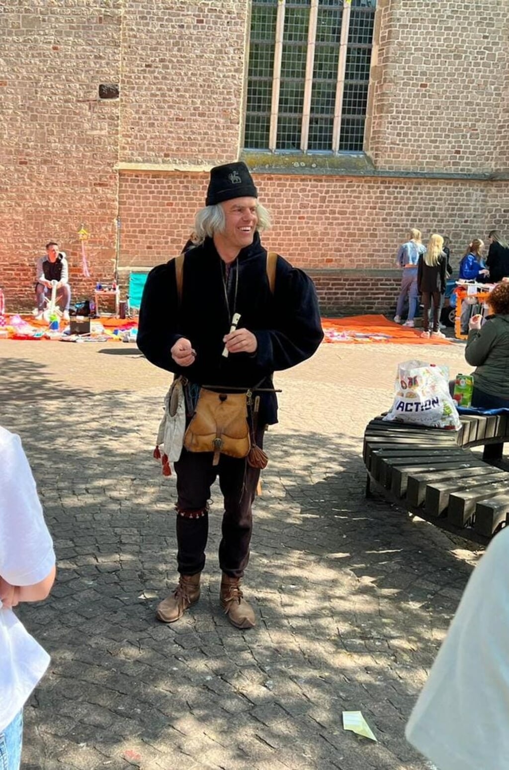 Historisch entertainer Jannes de Goochelaar is een graag geziene gast in Groenlo. Ook tijdens Koningsdag verbaasde hij de de kinderen weer met onnavolgbare goochelkunsten. Foto: Kyra Broshuis