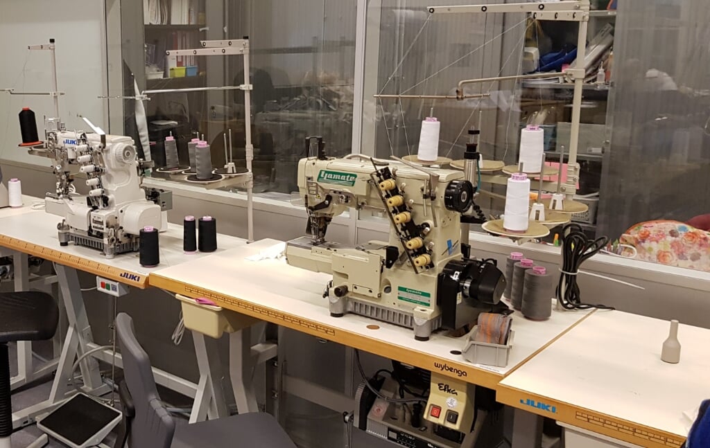 Professionele naaimachines in het praktijklokaal van de fashion opleidingen van ROC Aventus.  Foto: Imelda Hanselman