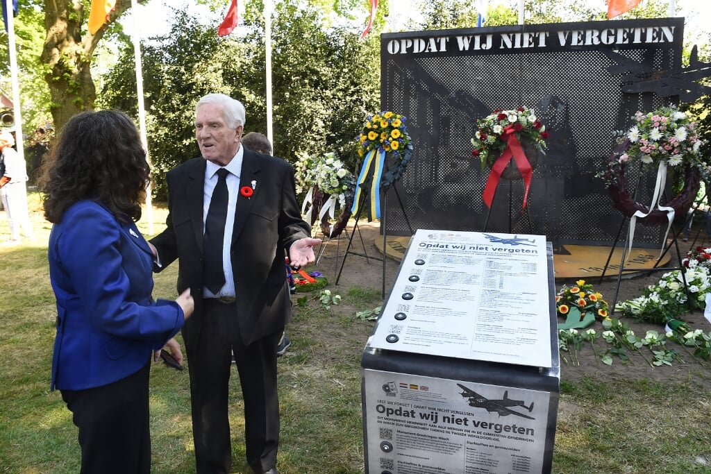 Dennis Isfeld, zoon van Einar Isfeld die is gesneuveld in Netterden, heeft het monument onthuld.