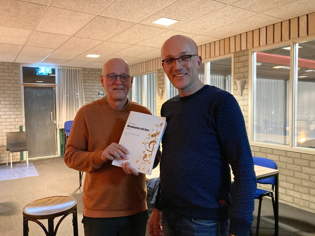 Jan Dijsselhof overhandigt Jan Kreunen (r) de polka 'Musikanten mit Herz'. Foto: PR
