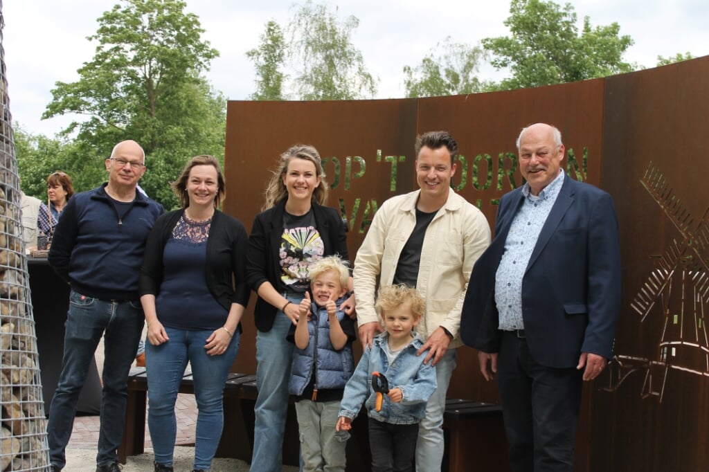 Familie Hüning (midden), 't Noorden, familie Hijink (links),'t
Welink en wethouder Martin Veldhuizen. Foto: Leo van der Linde