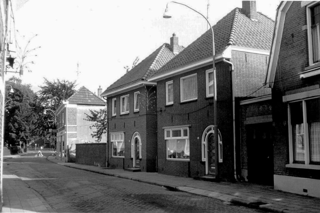 Tweede huis van rechts: Rentenierstraat 32 in Lichtenvoorde in 1972. Achter de twee linker 
ramen op de bovenverdieping bevindt zich de slaapkamer in kwestie. Collectie Beeldbank 
Vereniging voor Oudheidkunde te Lichtenvoorde nr. 2068. 
