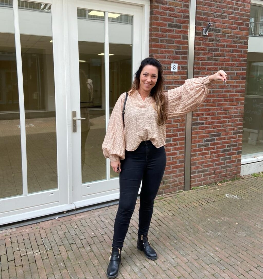 Marjolein Kempers met de sleutels van haar nieuwe winkel Tiny Beauty aan De Smidse. Foto: PR 