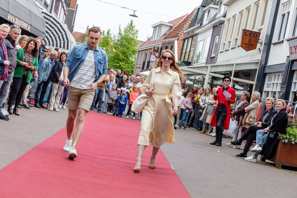 Street Fashion Show op verschillende plekken in het centrum van Lichtenvoorde. Foto: Anja Onstenk