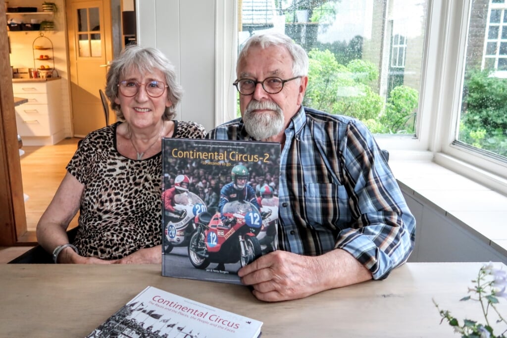 Jan en Hetty Burgers en hun deze maand verschenen boek Continental Circus 2. Foto: Luuk Stam