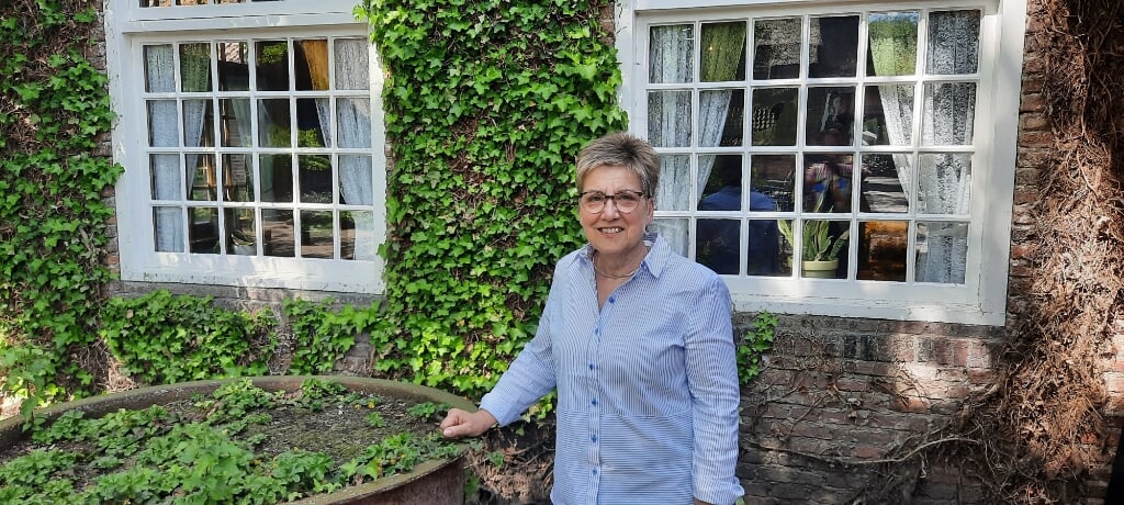 Diana Abbink bij Erve Kots, de thuisbasis van de Dialectkring Achterhook en Liemers. Foto: Kyra Broshuis