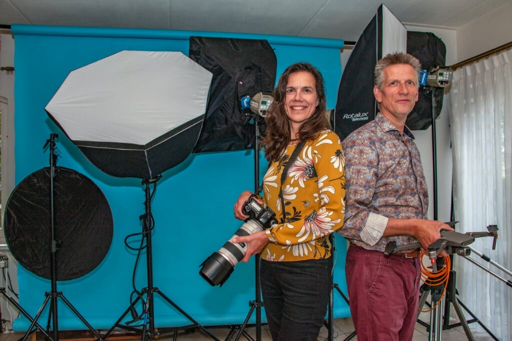 Margriet Schoterman en Harrie Mulderij staan voor de lens in eigen studio. Foto: Liesbeth Spaansen