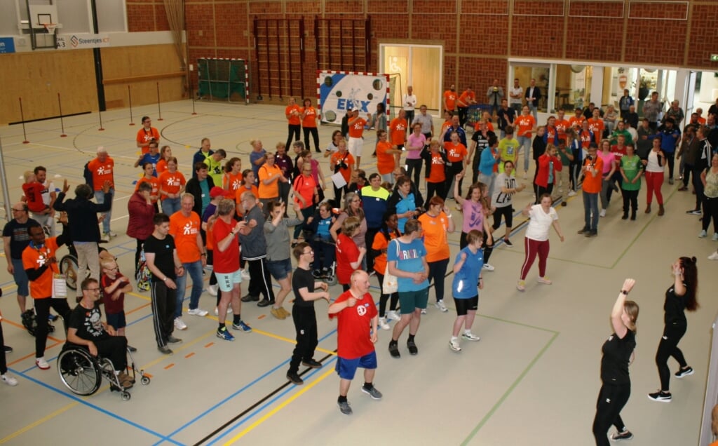 Deelnemers van de Achterhoekse Unieke Spelen dansen mee tijdens de opening. Foto: PR