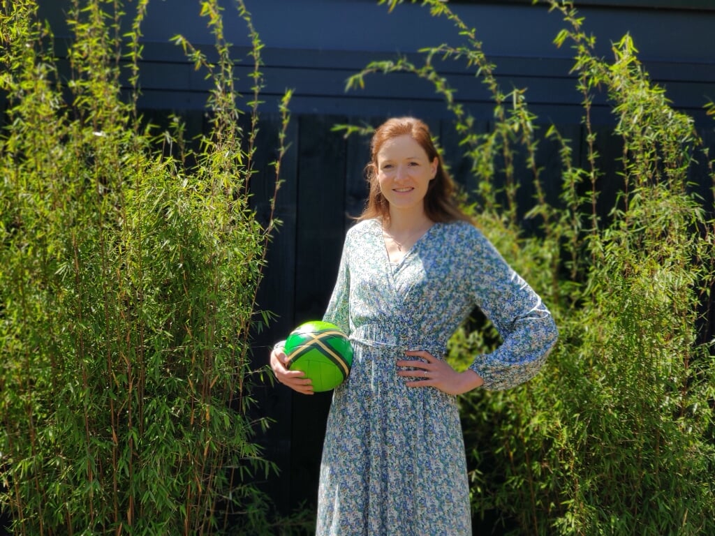 Lonneke Sloetjes met de speciaal ontworpen Achterhoekse volleybal. Foto: eigen foto